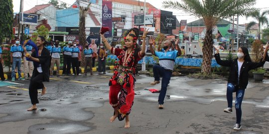 Ratusan Porter di Stasiun Cirebon Ini Lakukan Flash Mob Tari Kreasi, Curi Perhatian