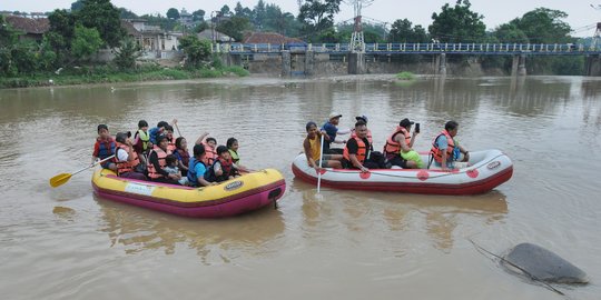 Wisata Mengenalkan Alam Kepada Anak di Sungai Ciliwung