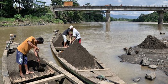 Potret Penambang Pasir Tradisional di Sungai Klawing