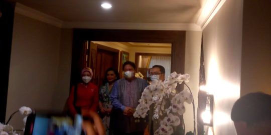 Ditemani Istri, Ridwan Kamil Temui Airlangga Hartarto di Rumah Widya Chandra