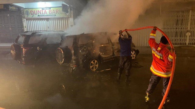 dua mobil jemaah masjid baiturrahman aceh terbakar