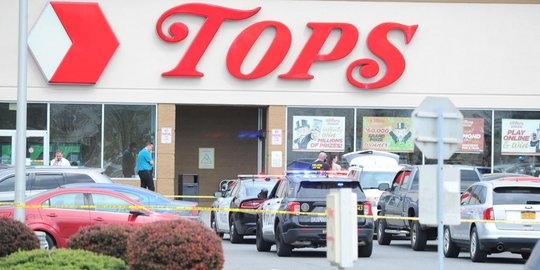 Situasi Mencekam Usai Penembakan Massal di Supermarket New York Situasi Mencekam Usai Penembakan Massal di Supermarket New York