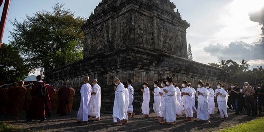 Perayaan Waisak, Umat Budha Magelang Keliling Candi Mendut Perayaan Waisak, Umat Budha Magelang Keliling Candi Mendut