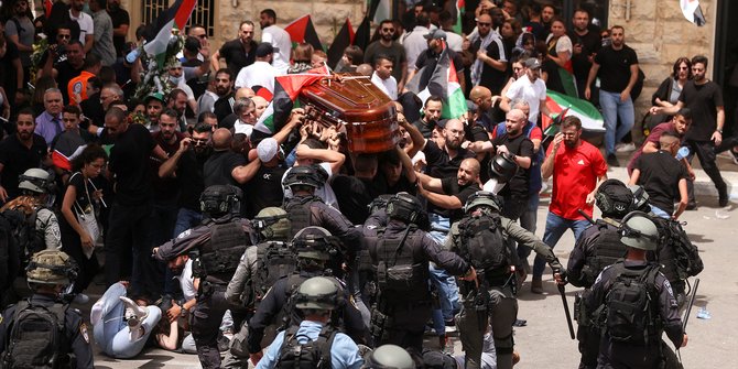 Brutalnya Israel Serang Pelayat Jurnalis yang Dibunuhnya, Jenazah Hampir Jatuh