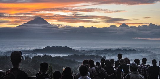 Menikmati Keindahan Candi Borobudur saat Sunrise