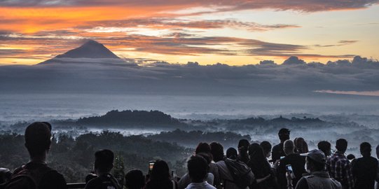 Menikmati Keindahan Candi Borobudur saat Sunrise Menikmati Keindahan Candi Borobudur saat Sunrise