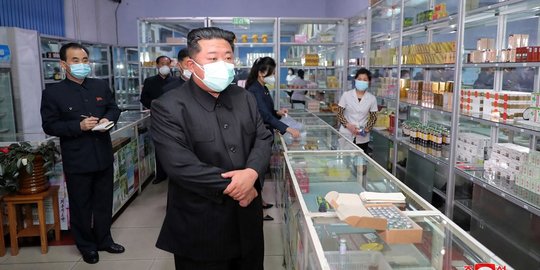 Gaya Kim Jong Un Pantau Apotek di Tengah Kasus Covid-19 di Pyongyang