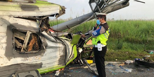 Kecelakaan Bus di Tol Surabaya-Mojokerto, 13 Orang Meninggal Dunia