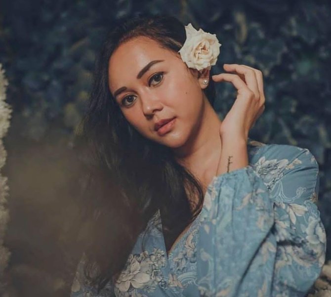 intip pemotretan terbaru aura kasih yang dipuji cantik dan disebut kayak ratu ular