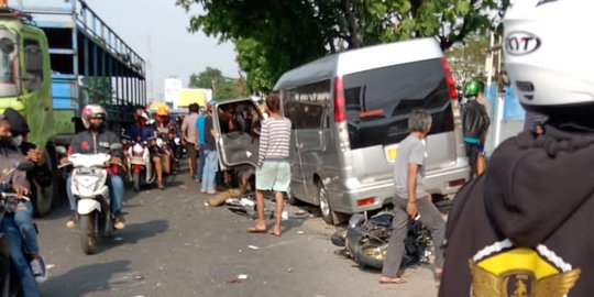 Polisi Olah TKP Kecelakaan Elf Maut di Karawang, Sopir Belum Diperiksa