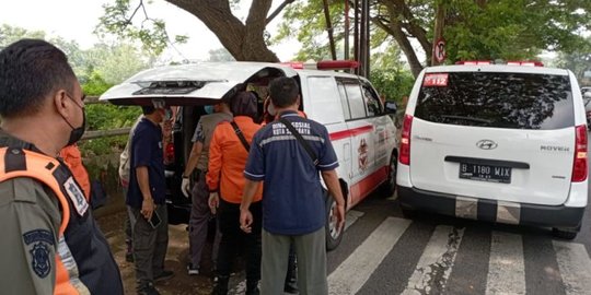 Bawa Pulang Korban Kecelakaan Maut di Tol Sumo, Pemkot Surabaya Kirim 8 Ambulans