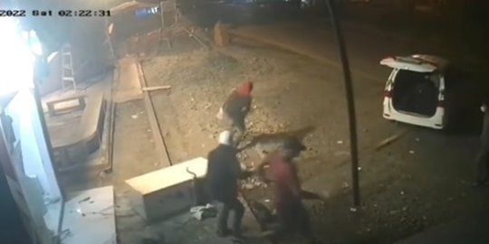 Terekam CCTV, Begini Cara Komplotan Orang Rampok Mesin ATM Bak di Film Fast Furious