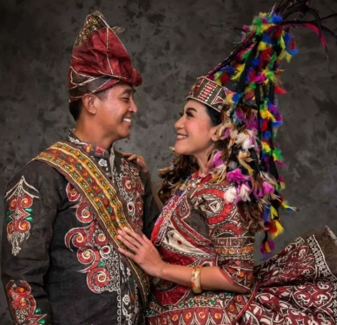 jenderal andika dan istri berpakaian tradisional