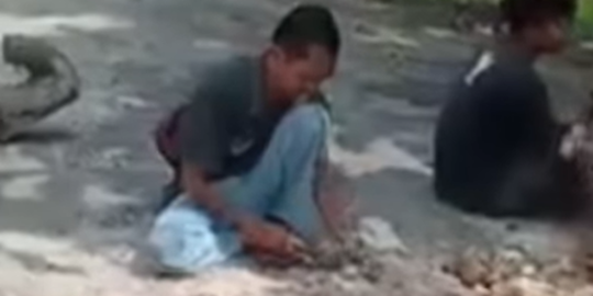 Kompak Banget, Warga Bangkalan Gotong-royong Perbaiki Jalan Desa Tanpa Bantuan