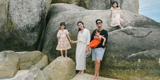 6 Potret Keseruan Surya Insomnia Bersama Keluarga Liburan di Belitung