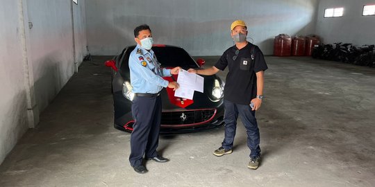 Hari ini Polri Angkut Ferrari Warna Hitam-Merah Indra Kenz di Sumut