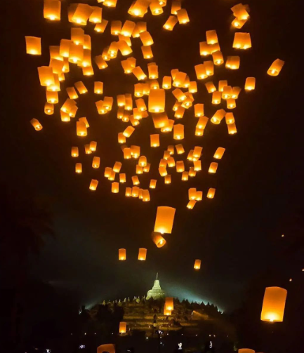 pelepasan lampion di candi borobudur