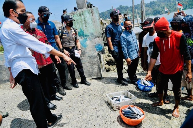 jokowi tinjau vaksinasi door to door di kampung nelayan cilacap