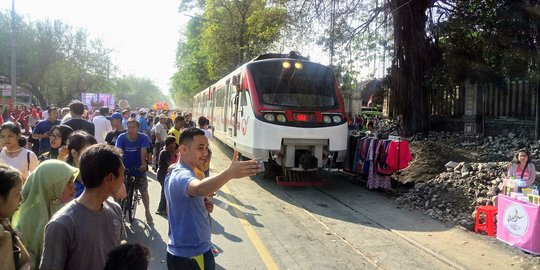 Railbus Batara Kresna Tabrak Grand Livina di Sukoharjo
