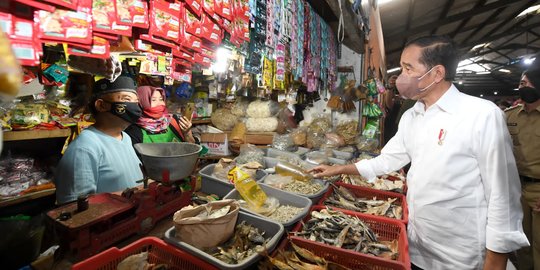 Blusukan ke Bogor, Jokowi Tinjau Harga Minyak Goreng di Pasar dan Bagikan Bansos