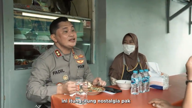 momen jenderal polri makan di warung nasi terminal