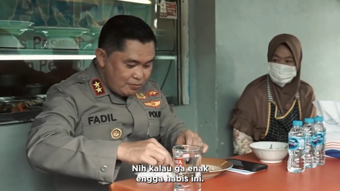 momen jenderal polri makan di warung nasi terminal