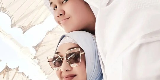 7 Momen Paramitha Rusady Umrah Bareng Sang Anak di Tanah Suci, Ini Potretnya