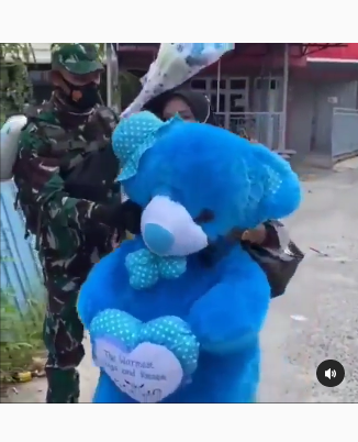 tni pulang dinas bawa boneka besar untuk sang kekasih