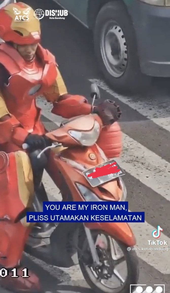 bikin ngakak viral pengendara motor berkostum iron man dapat salam cinta dari petugas atcs