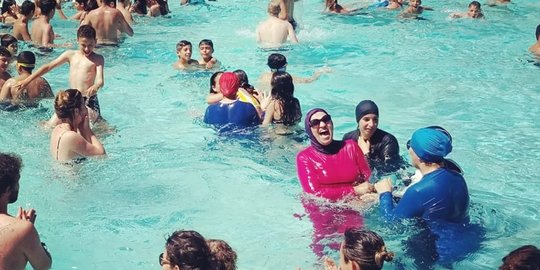 Kota di Prancis Izinkan Muslim Pakai Burkini di Kolam Renang