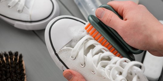 7 Bahan Rumahan yang Bisa Dimanfaatkan untuk Membersihkan Sepatu Berwarna Putih