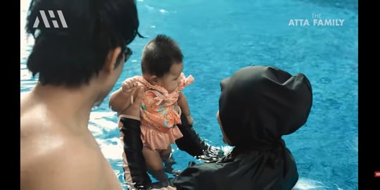 5 Potret Aurel-Atta Ajak Baby Ameena Berenang Pertama Kali, Ekspresinya Jadi Sorotan