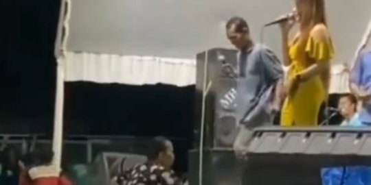 Emak-Emak ini Ngamuk Suaminya Kepergok Bernyanyi di Panggung dengan Seorang Biduan
