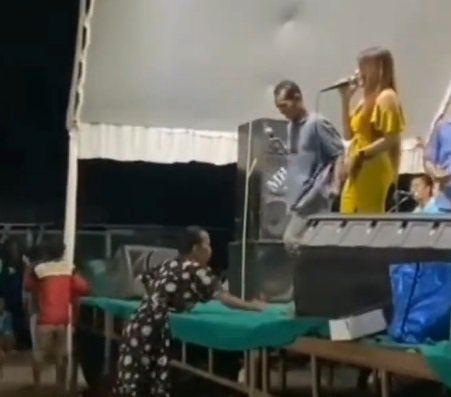 istri ngamuk pergok suami nyanyi bareng biduan