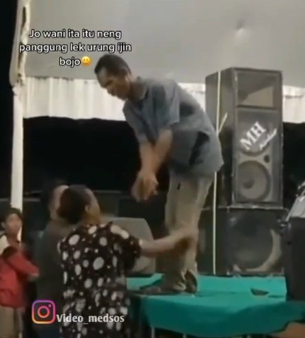 istri ngamuk pergok suami nyanyi bareng biduan