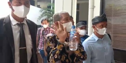 Tangan Diborgol, M Kece Hadiri Sidang Lanjutan Terdakwa Irjen Napoleon Bonaparte