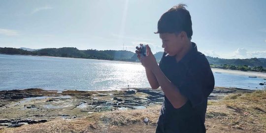 kisah fotografer cilik di tanjung aan lombok, dibayar seikhlasnya