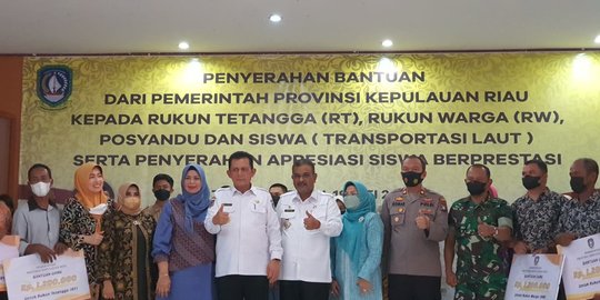 Gubernur Riau Serahkan Bantuan untuk RT, Posyandu hingga Transportasi Siswa