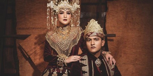 Jelang Pernikahan, Intip Potret Masayu Clara dan Kekasih Foto Prewed Pakai Baju Adat