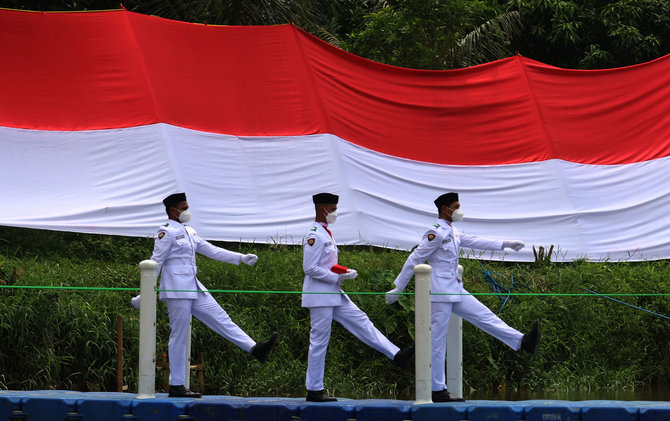 bendera merah putih berkibar di sungai cisadane