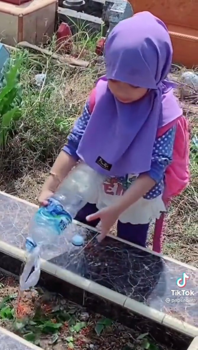 viral aksi bocah perempuan di makam ibunya curhat hingga beri air minum