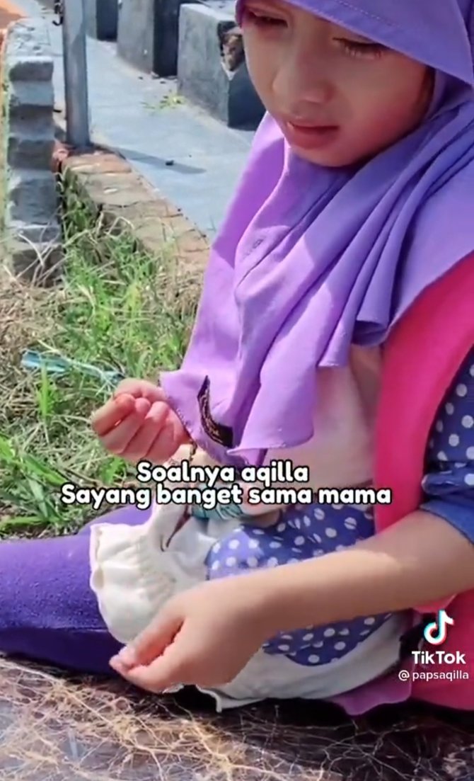 viral aksi bocah perempuan di makam ibunya curhat hingga beri air minum