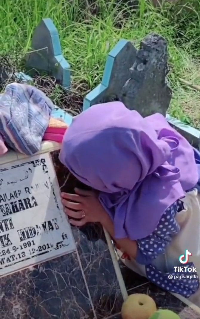 viral aksi bocah perempuan di makam ibunya curhat hingga beri air minum