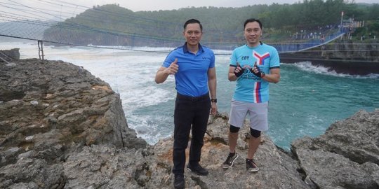 Pulang Kampung, AHY dan Ibas Uji Nyali Seberangi Jembatan Pantai Watu Bale