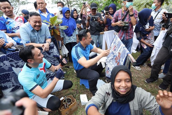 ahy dan ibas uji nyali seberangi jembatan pantai watu bale