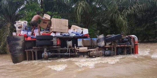 Terseret Arus Deras Banjir, Truk Muatan Sembako di Kukar Terguling