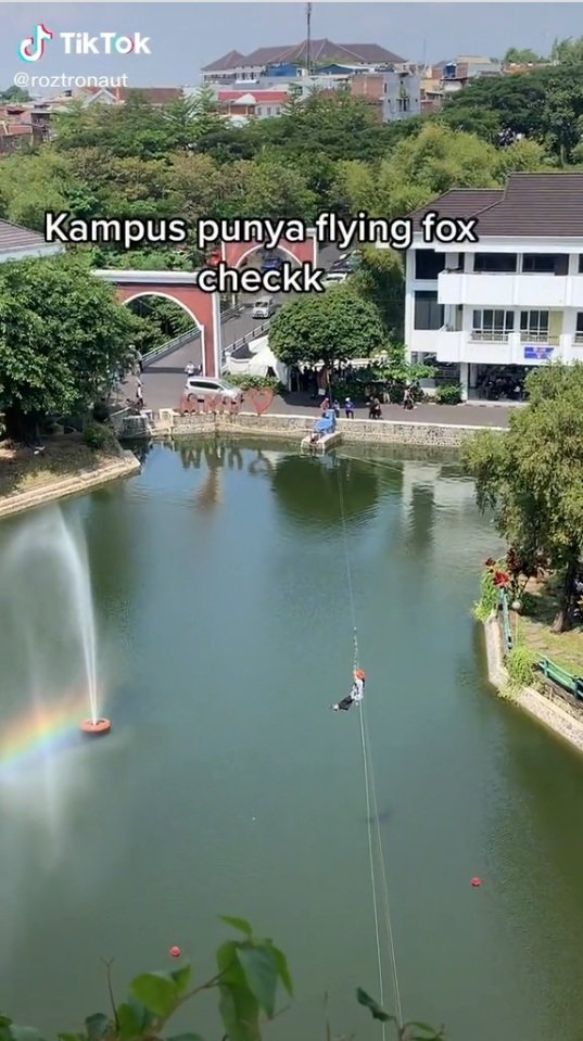 buat mahasiswa bahagia kampus di indonesia ini sediakan wahana flying fox gratis