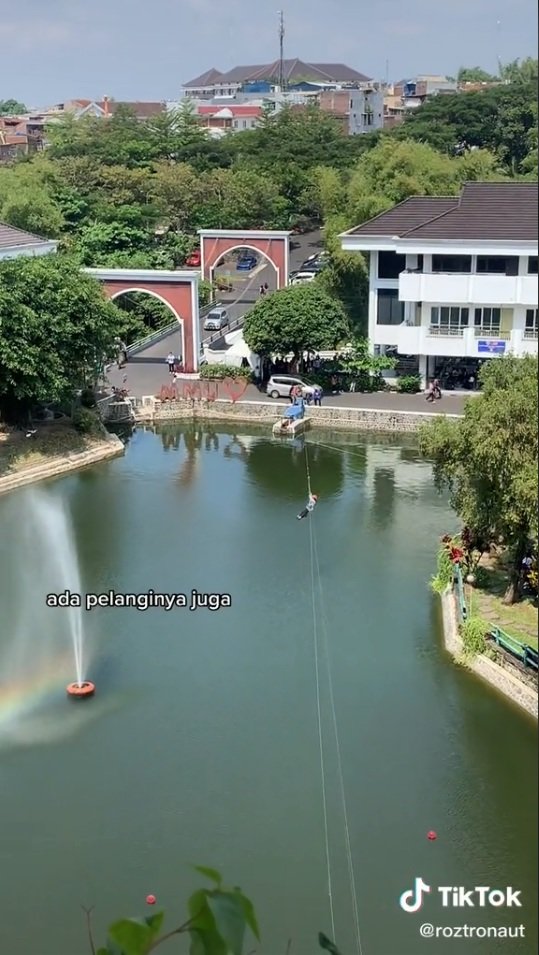 buat mahasiswa bahagia kampus di indonesia ini sediakan wahana flying fox gratis