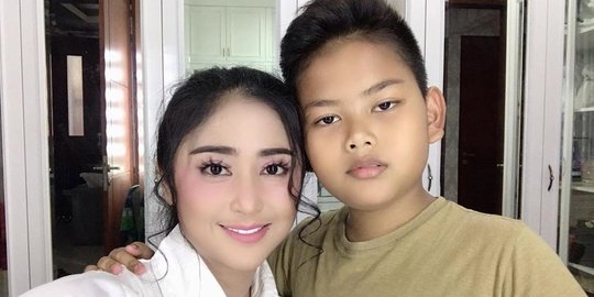 Ditanya Anak soal Foto Hamil, Jawaban Dewi Perssik Curi Perhatian