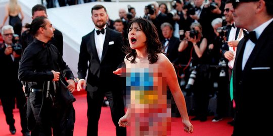 Aksi Wanita Tanpa Busana Gegerkan Festival Film Cannes